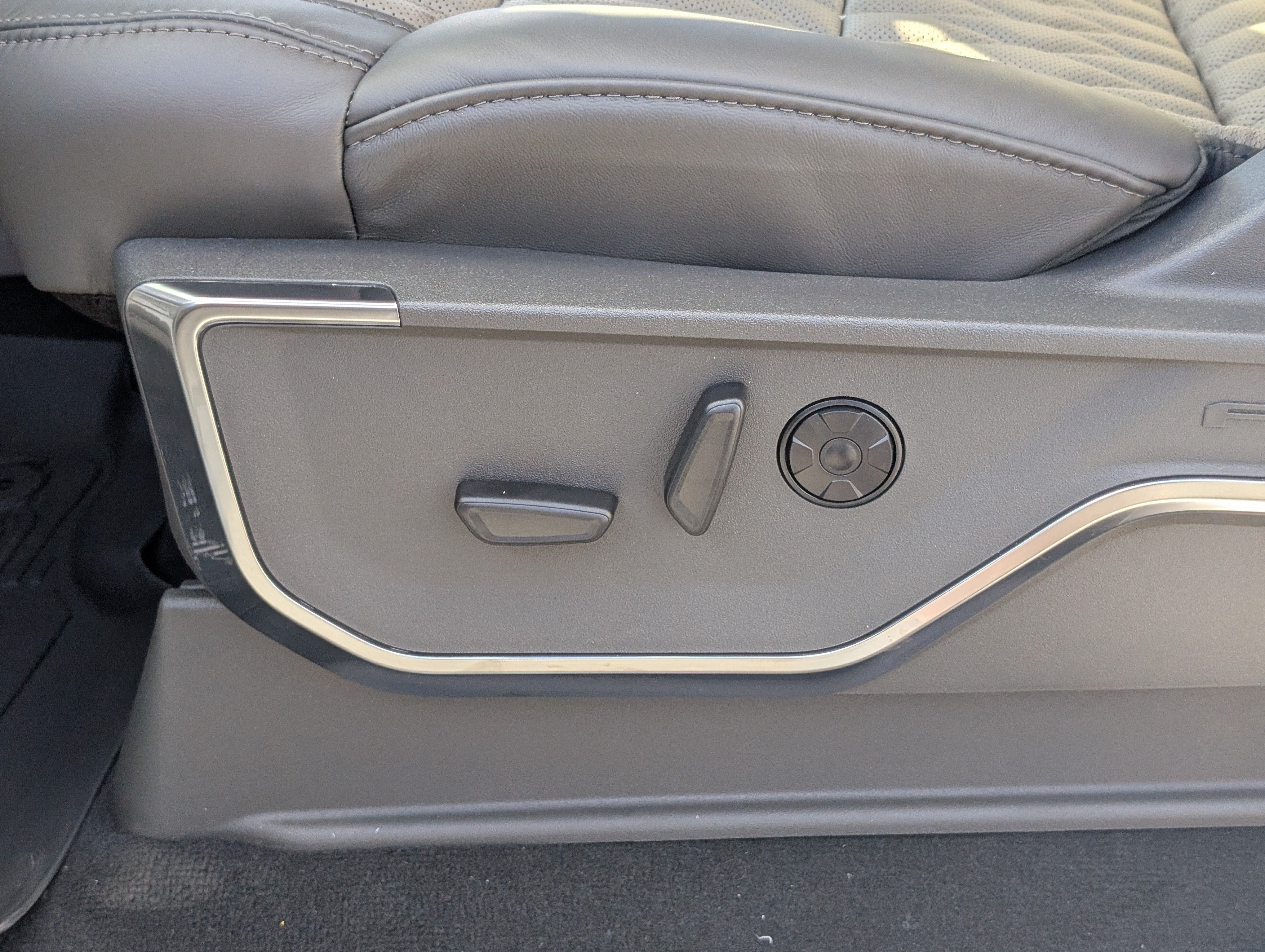 2027 Ford Super Duty F-350 SRW Platinum