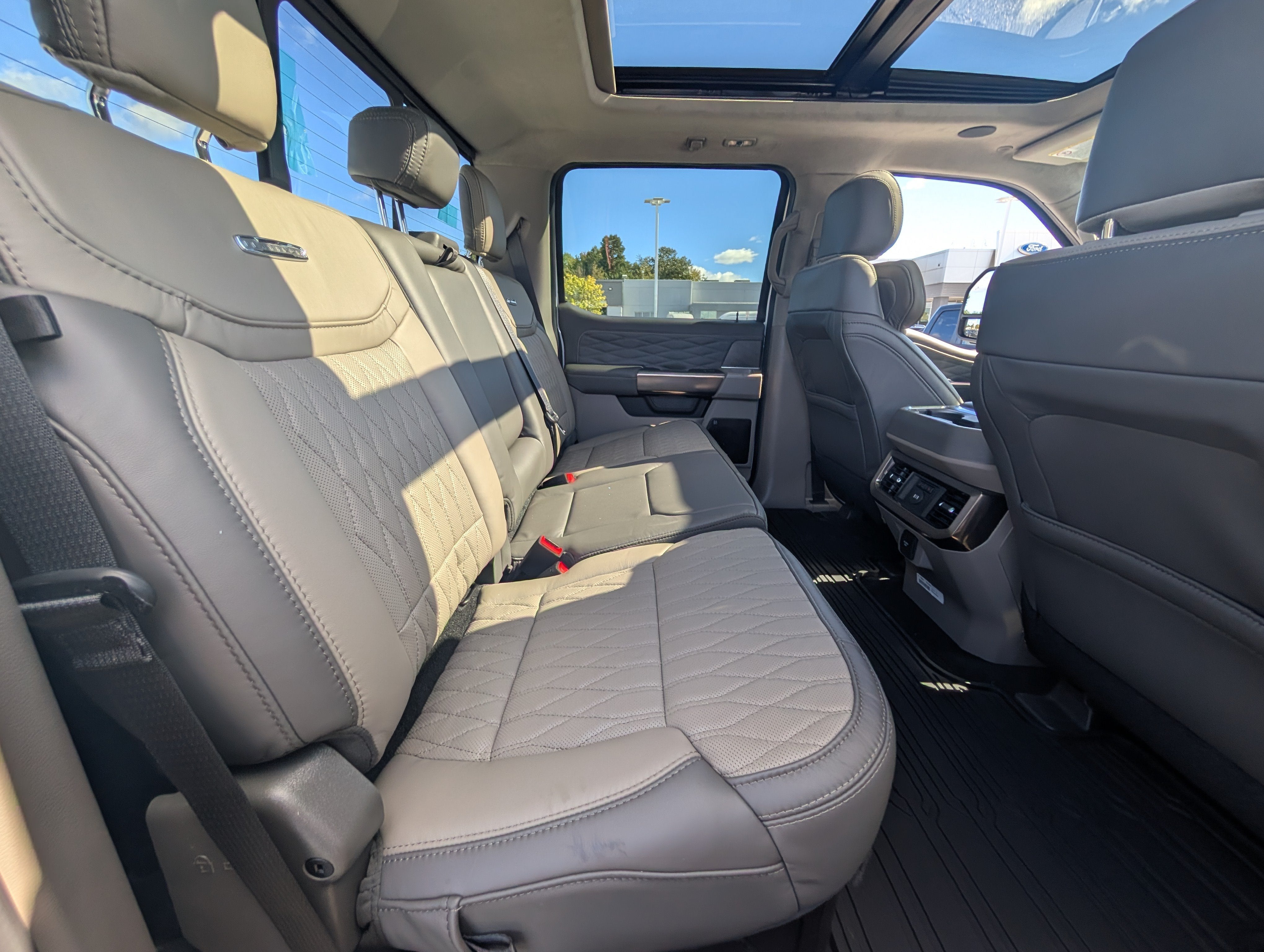 2027 Ford Super Duty F-350 SRW Platinum