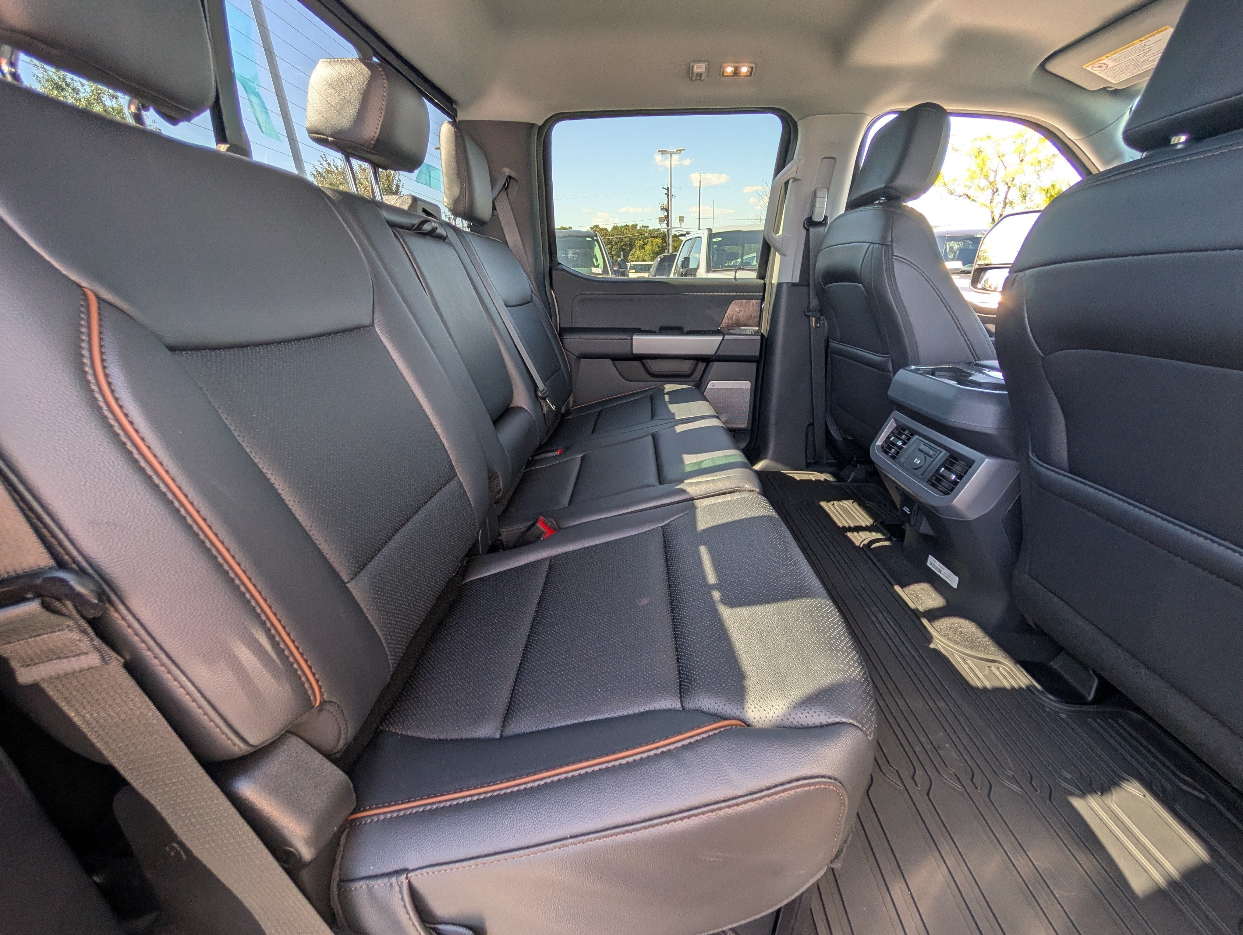 2027 Ford Super Duty F-350 SRW LARIAT