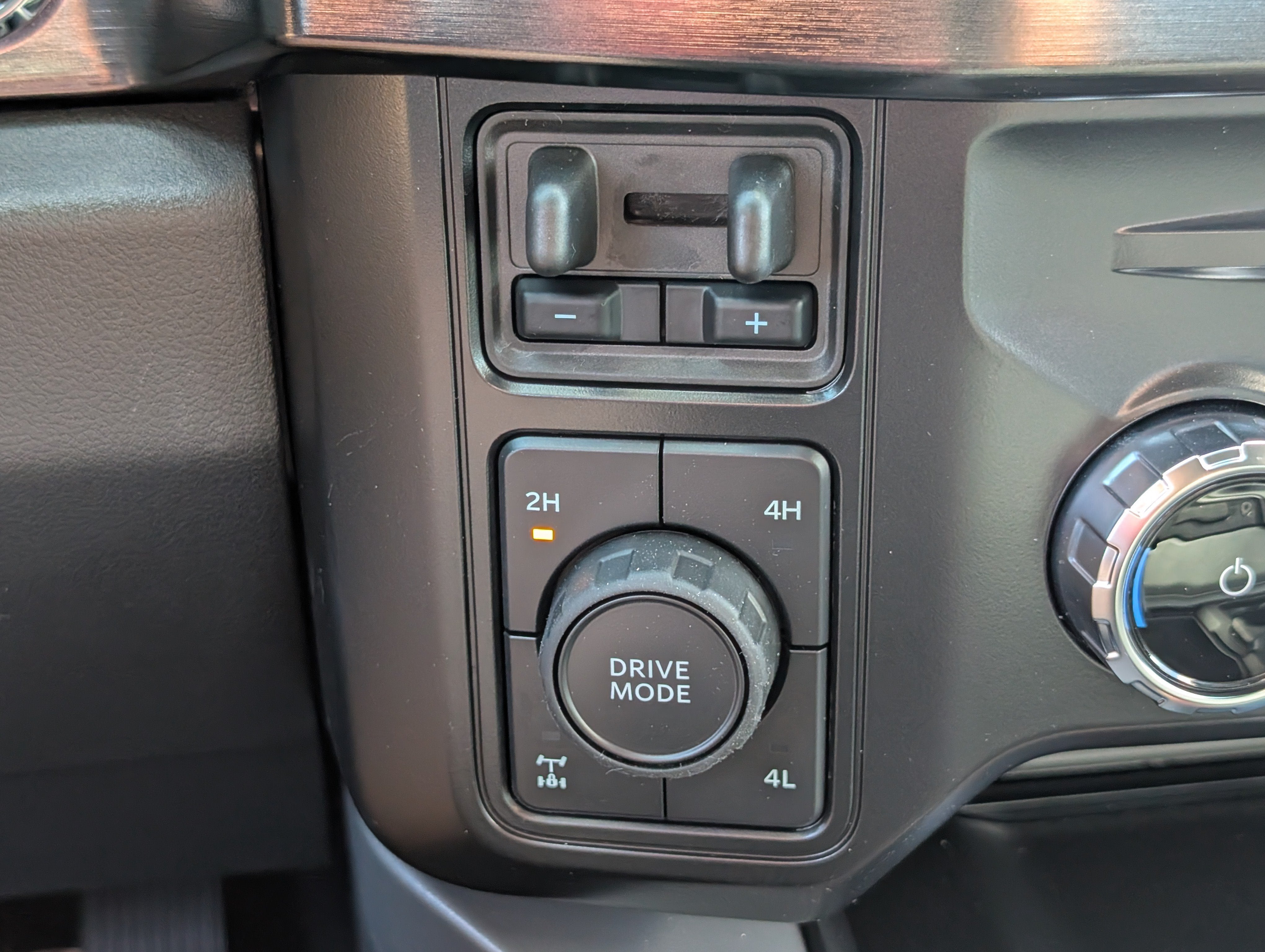 2027 Ford Super Duty F-350 SRW LARIAT