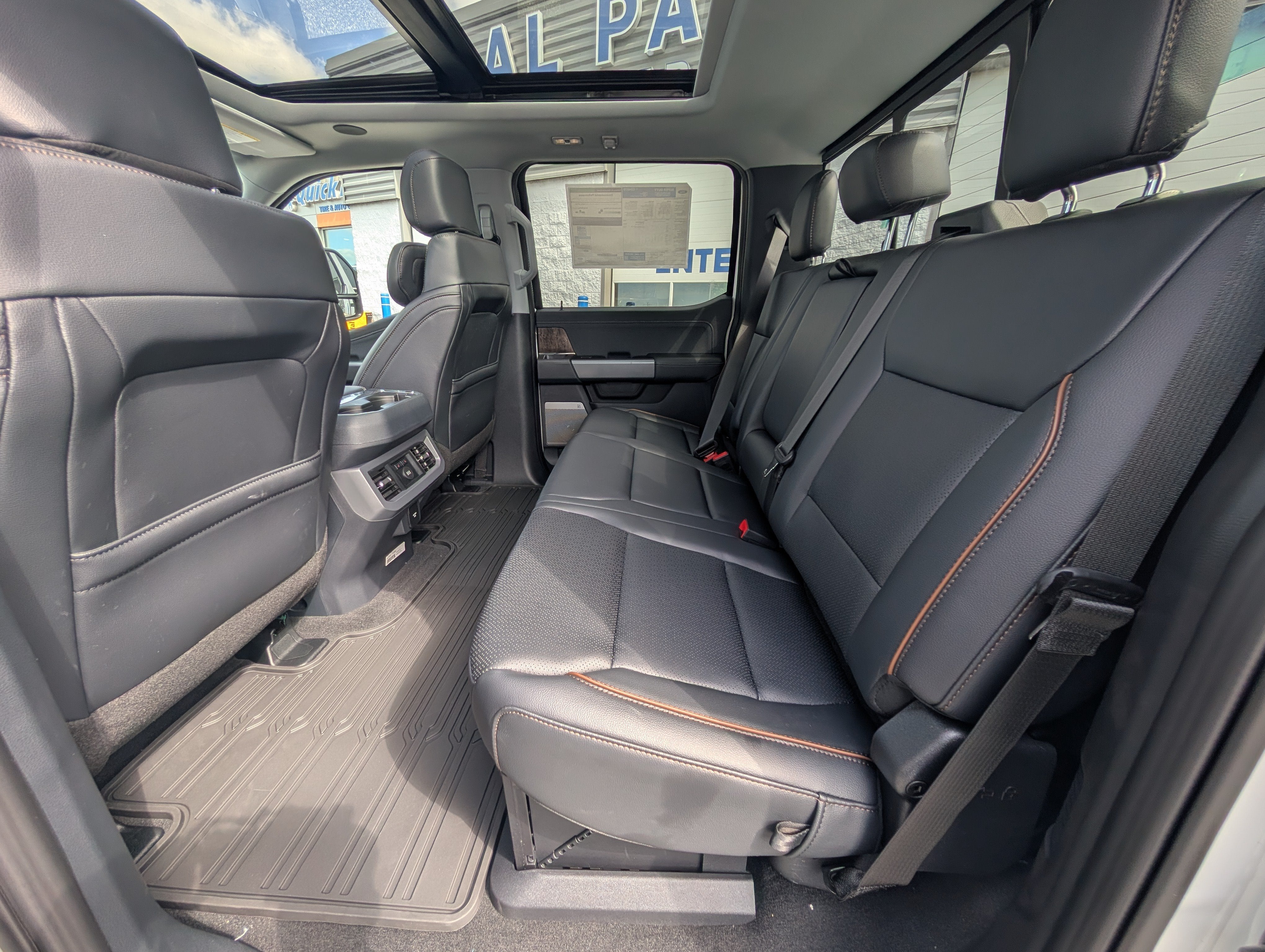 2027 Ford Super Duty F-350 DRW LARIAT
