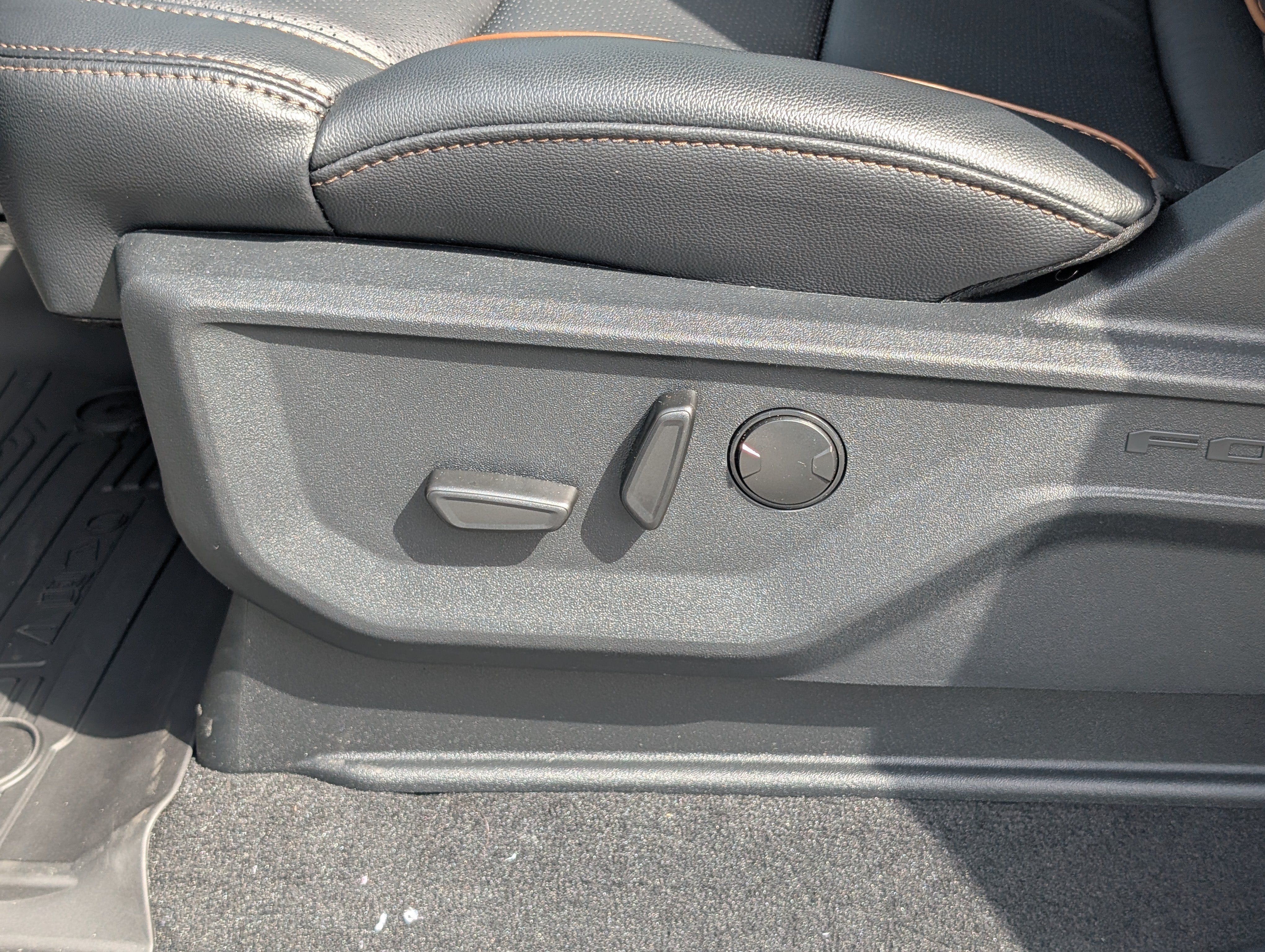 2027 Ford Super Duty F-350 DRW LARIAT