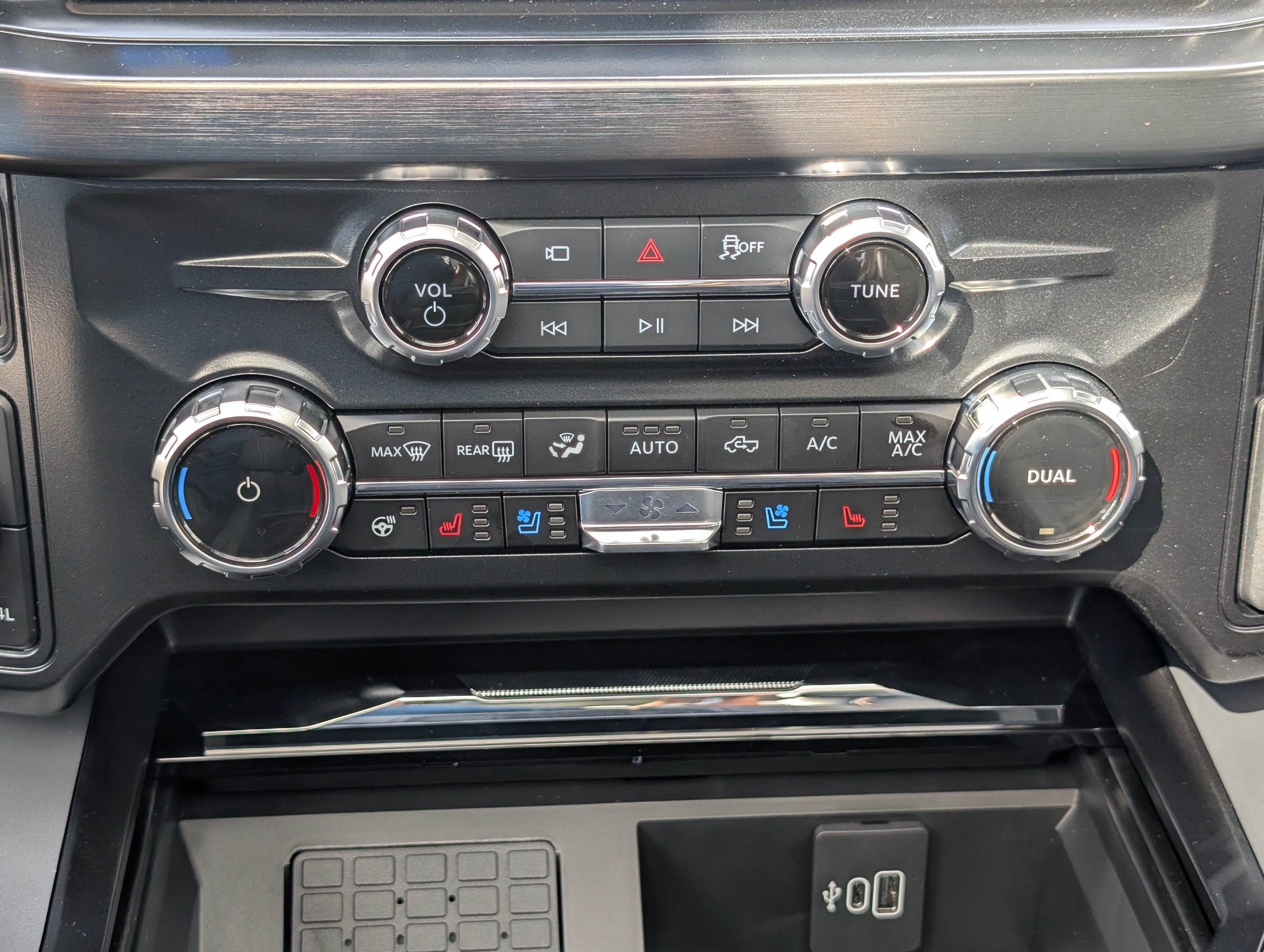 2027 Ford Super Duty F-350 DRW LARIAT