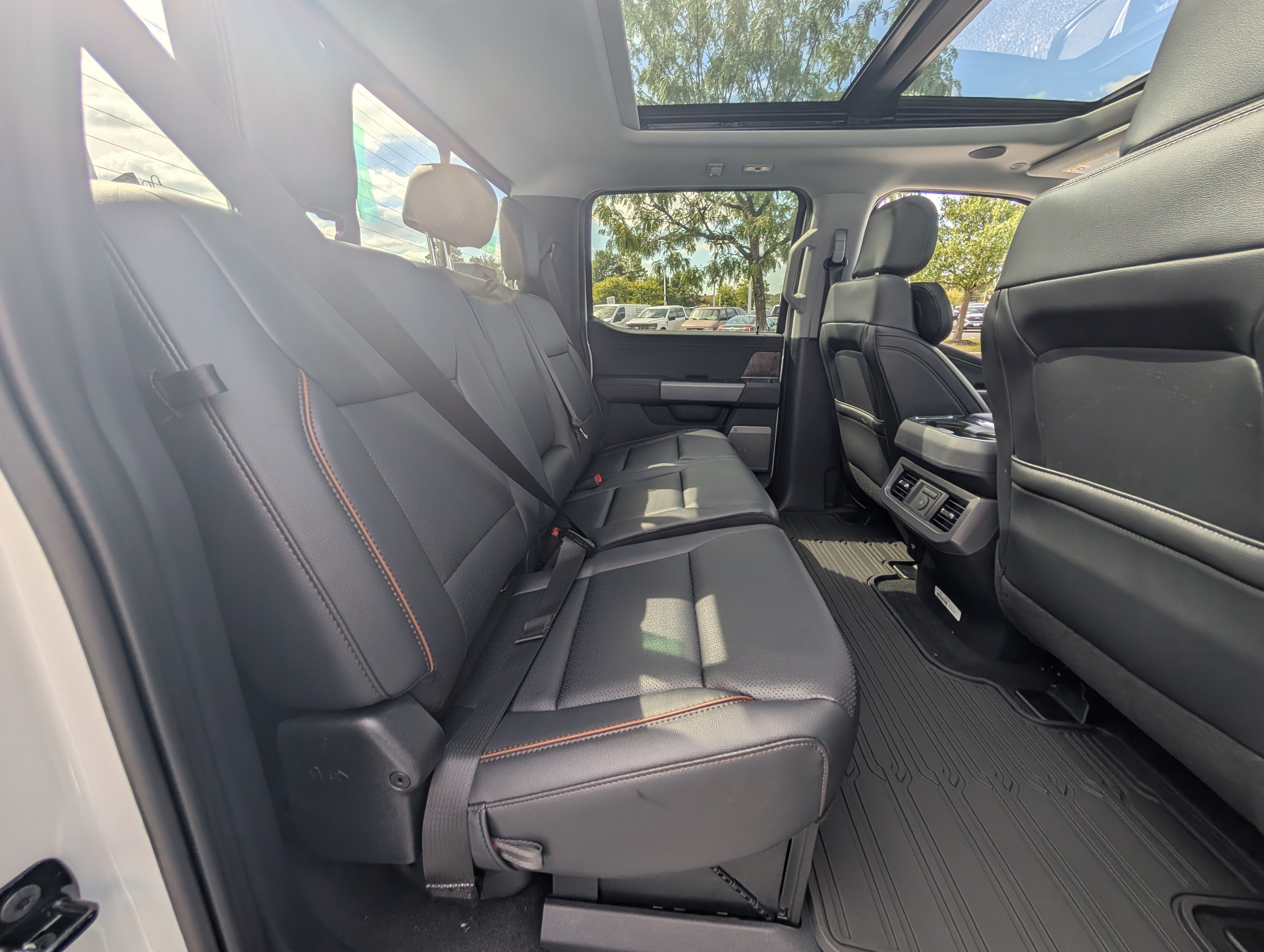 2027 Ford Super Duty F-350 DRW LARIAT