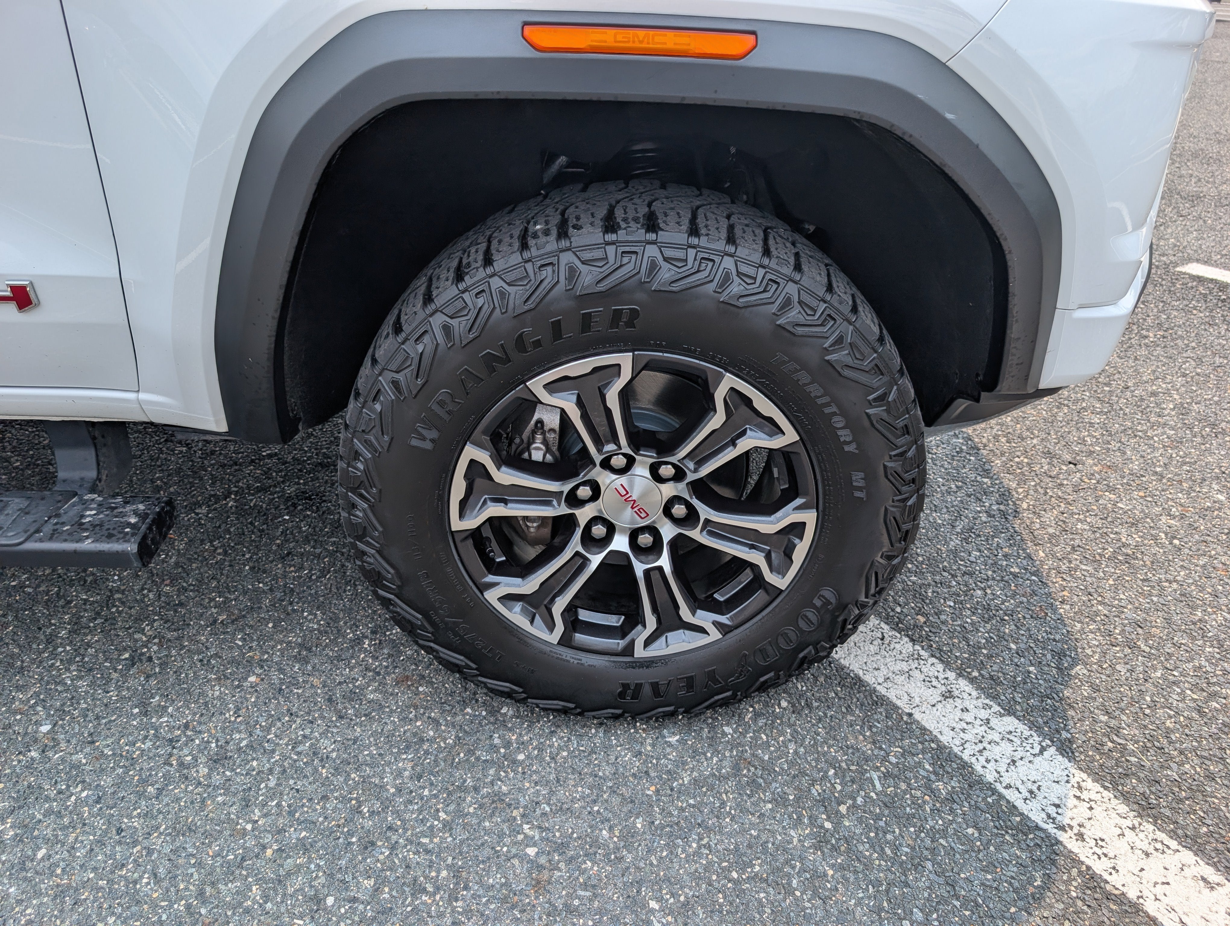 2023 GMC Canyon 4WD AT4