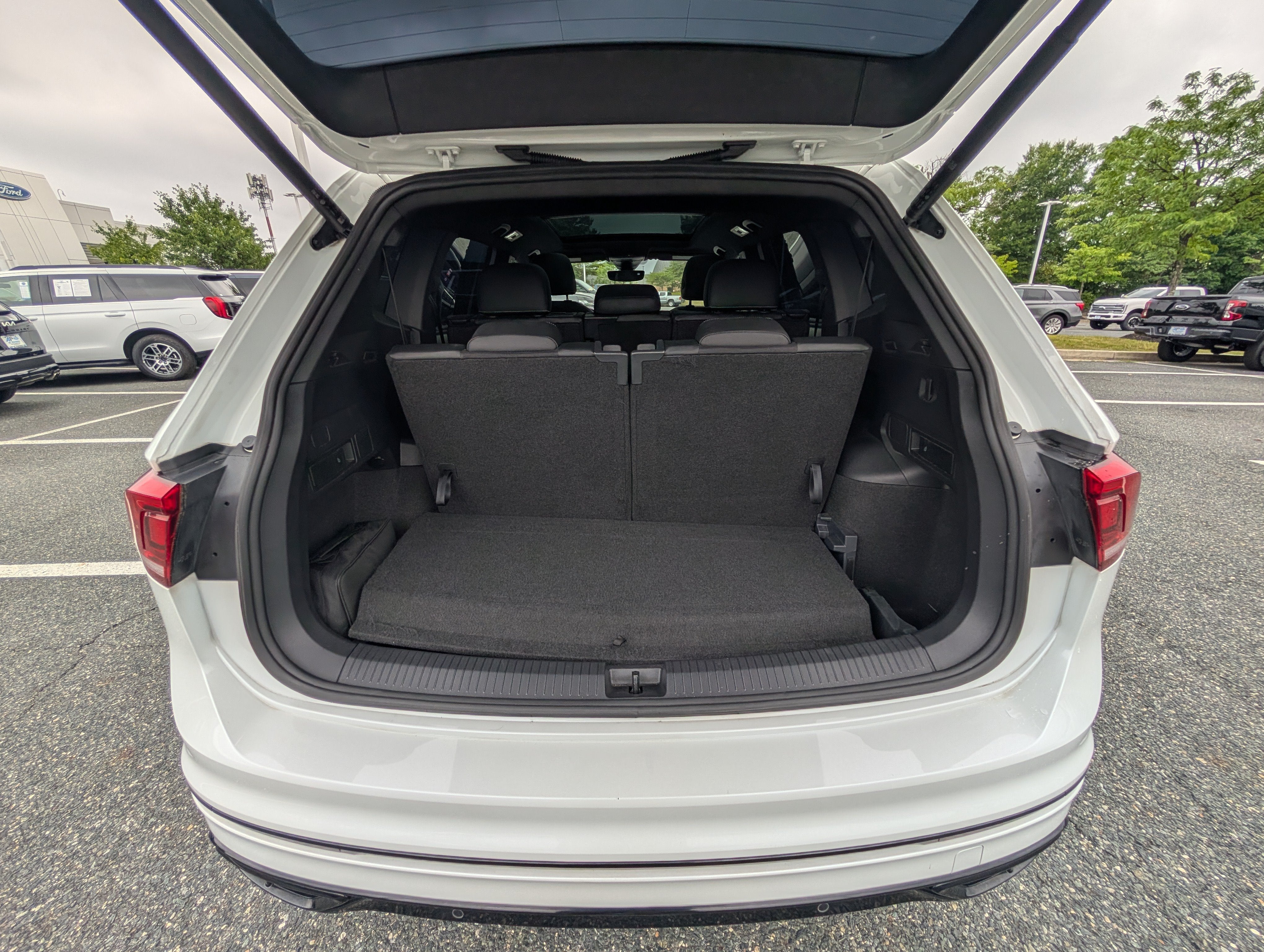 2023 Volkswagen Tiguan SE R-Line Black