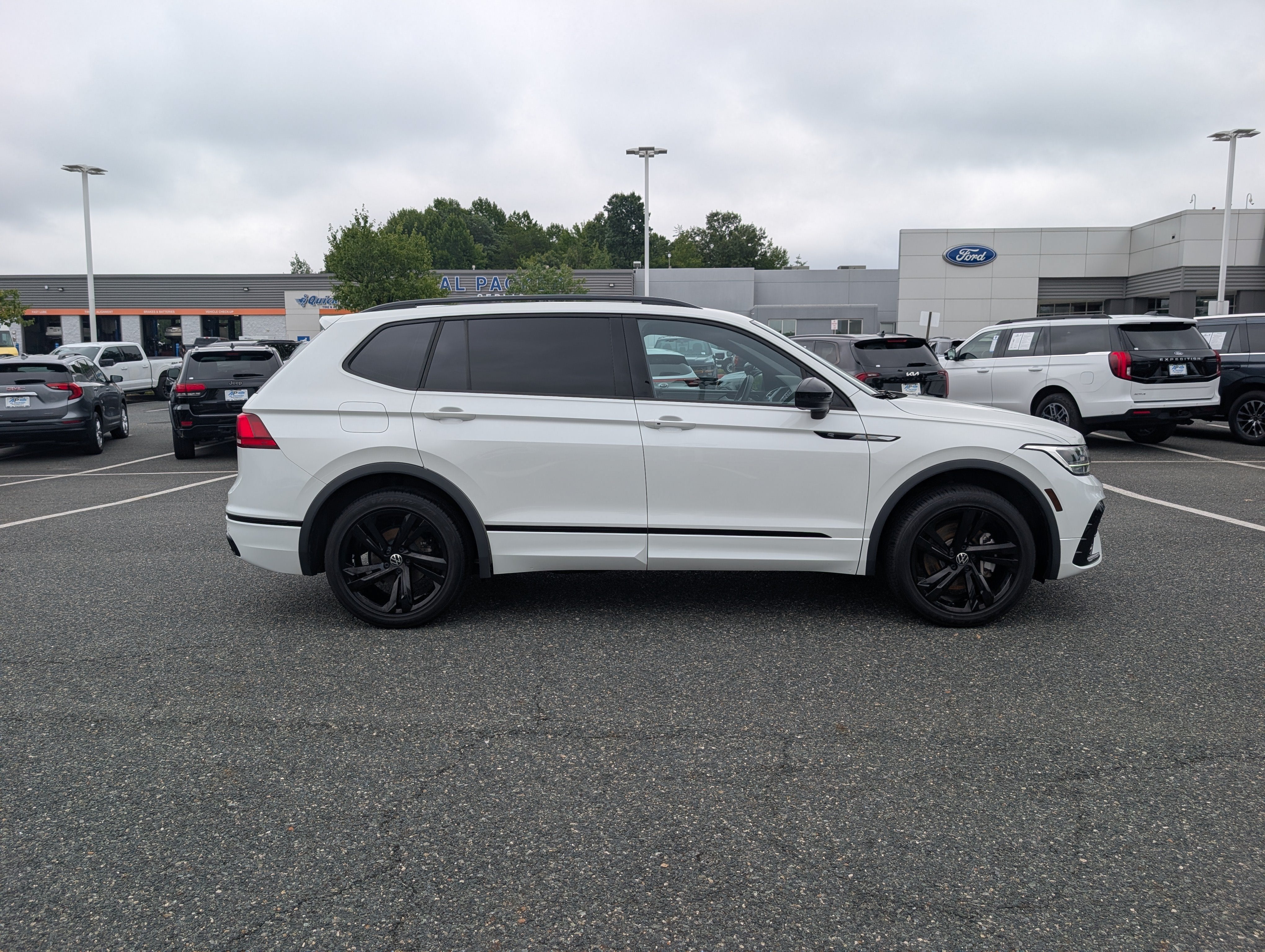 2023 Volkswagen Tiguan SE R-Line Black