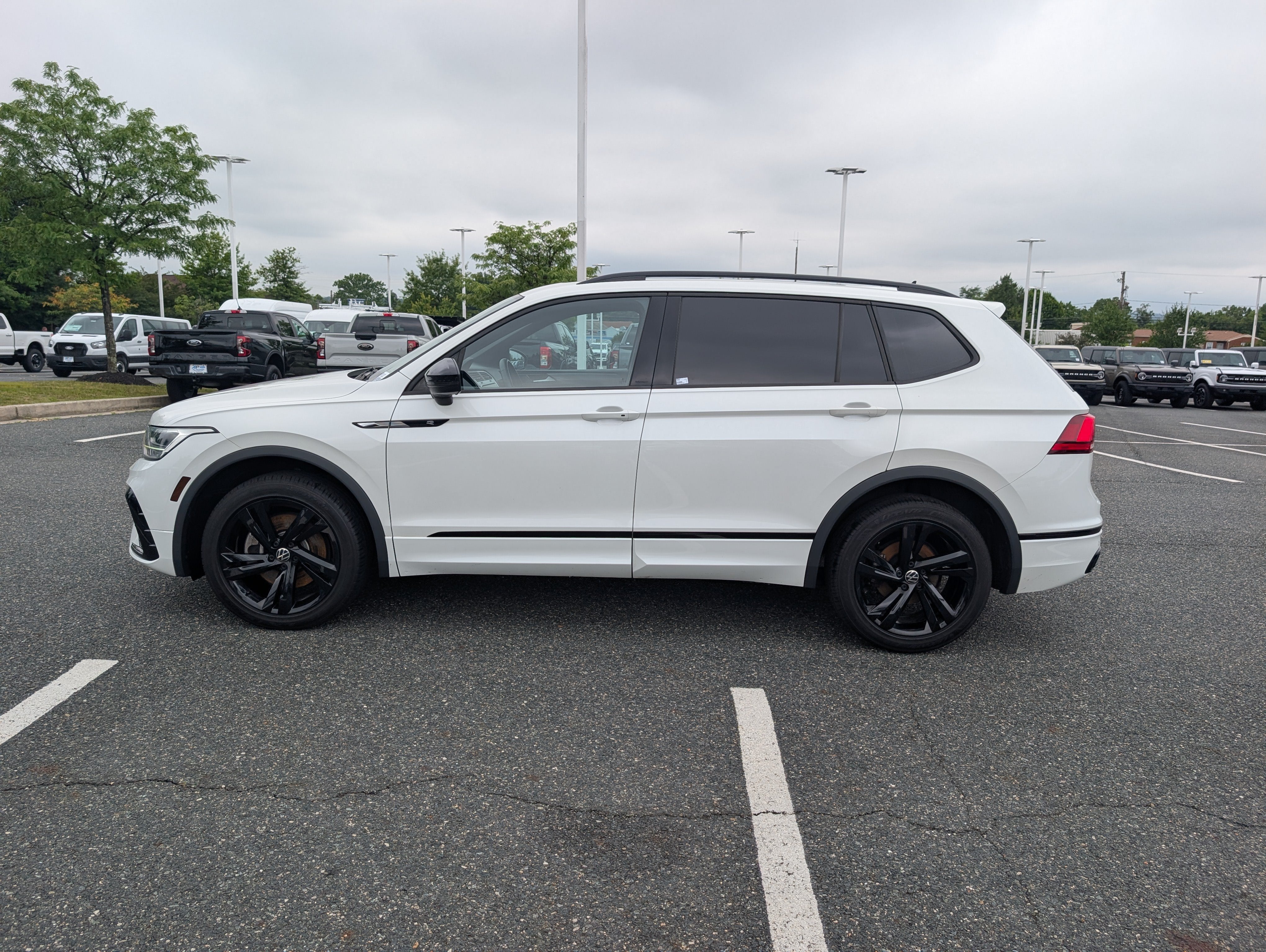 2023 Volkswagen Tiguan SE R-Line Black