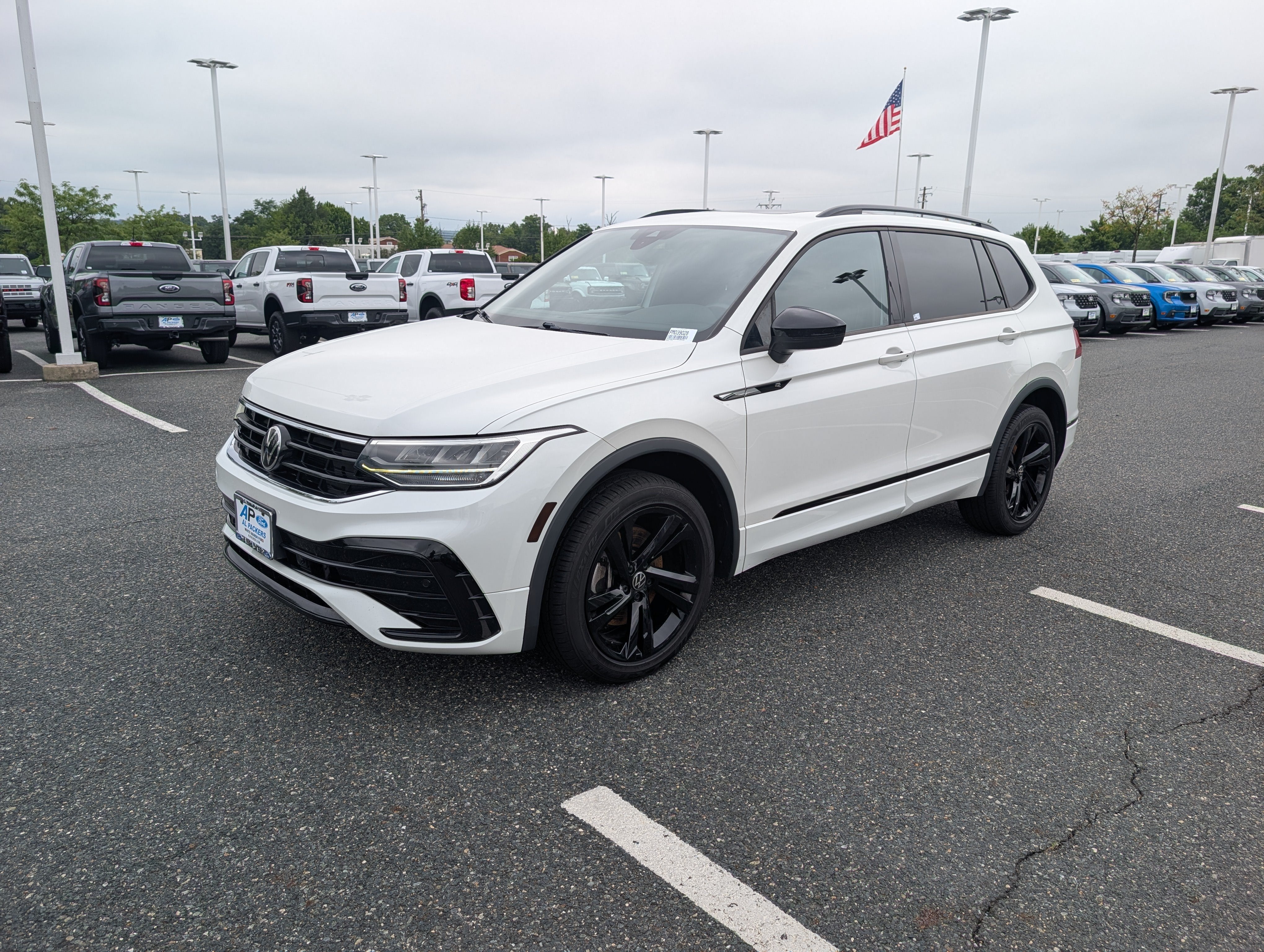 2023 Volkswagen Tiguan SE R-Line Black